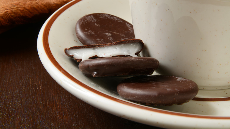 Thin mint cookies and a drink