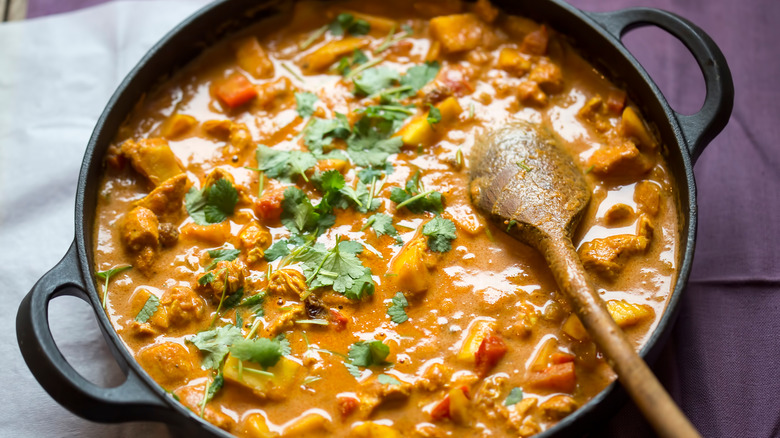 Chicken tikka masala with mango chutney 