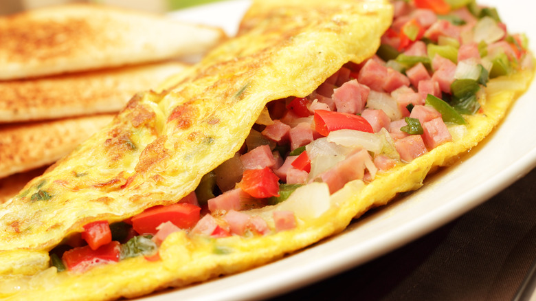 Diced ham and pepper omelet