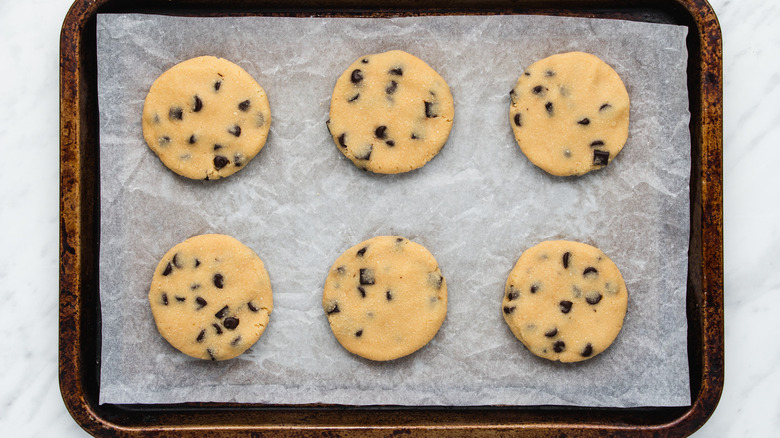 raw cookies on baking sheet 