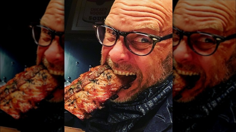 Alton Brown biting ribs