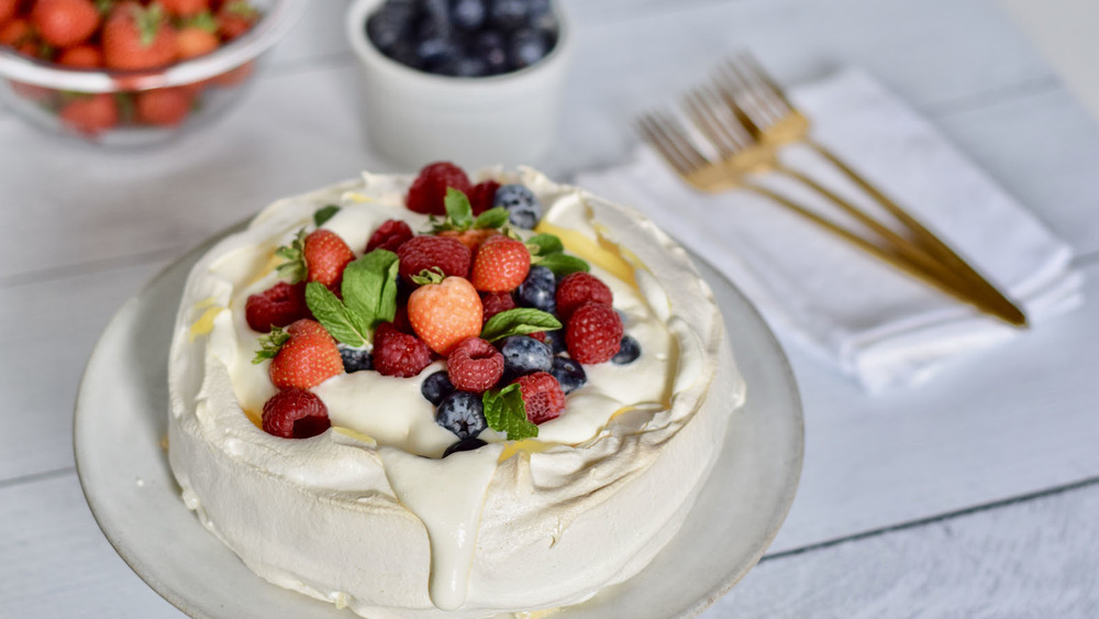 Pavlova with strawberries and blueberries