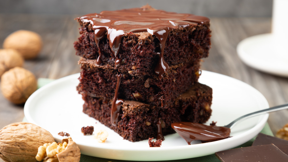 brownies with chocolate sauce