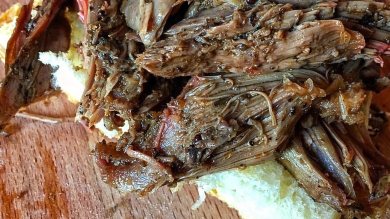 Kentucky barbecue mutton with white bread