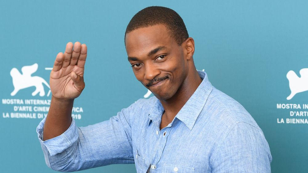 Anthony Mackie waves to crowd 