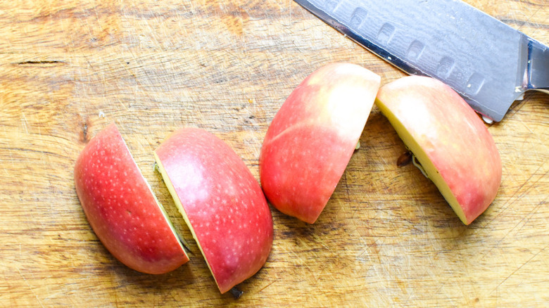 sliced honesycrisp apples