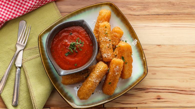 mozarella sticks with marinara