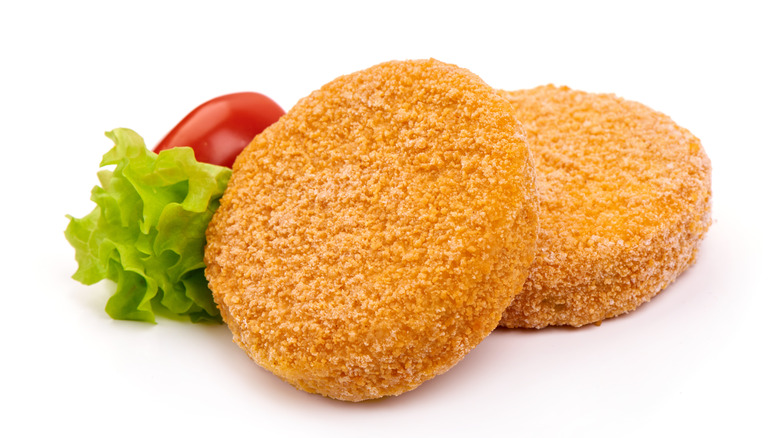 breaded fish fillets with lettuce and tomato