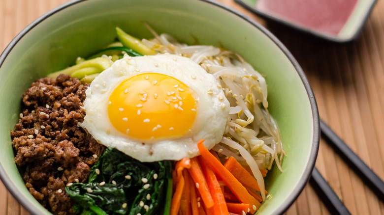 bibimbap with bean sprouts