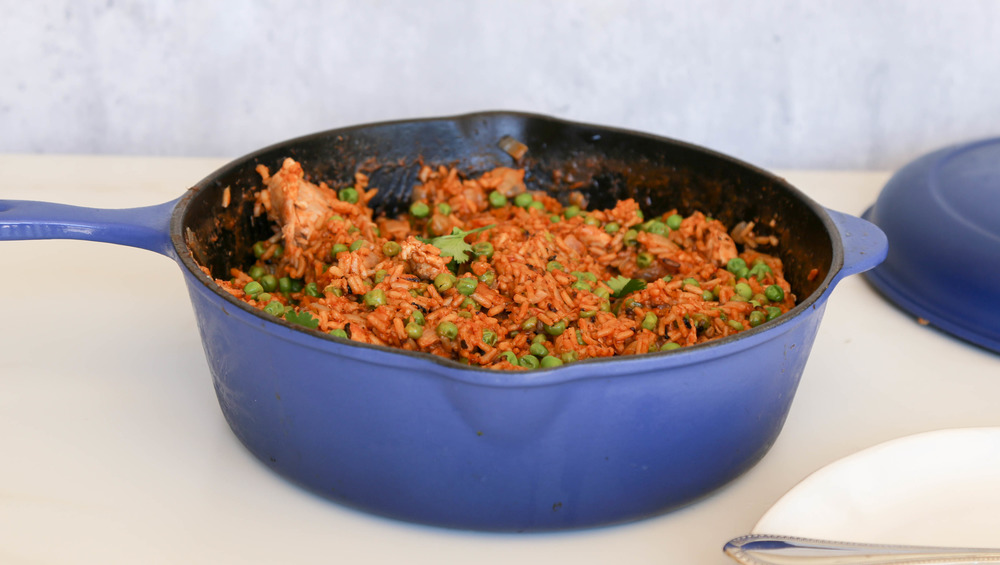 finished arroz con pollo in pan