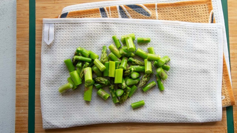 drying asparagus on cloth