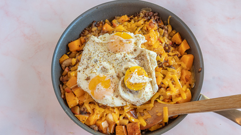 adding an egg on autumn hash