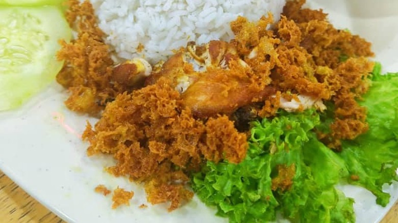 ayam penyet with lettuce