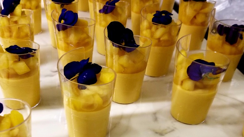 cups of mango crémeux