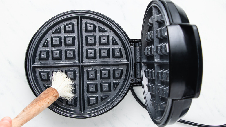 Waffle maker brushed with oil