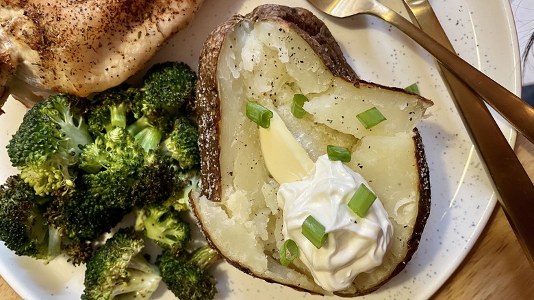 baked potatoes with sour cream and scallions