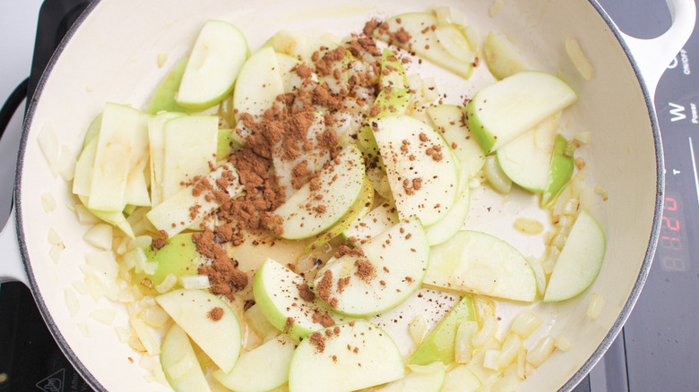 apples and cinnamon in pan