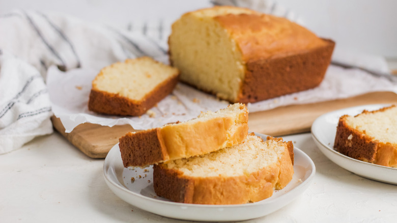 bread on plate 