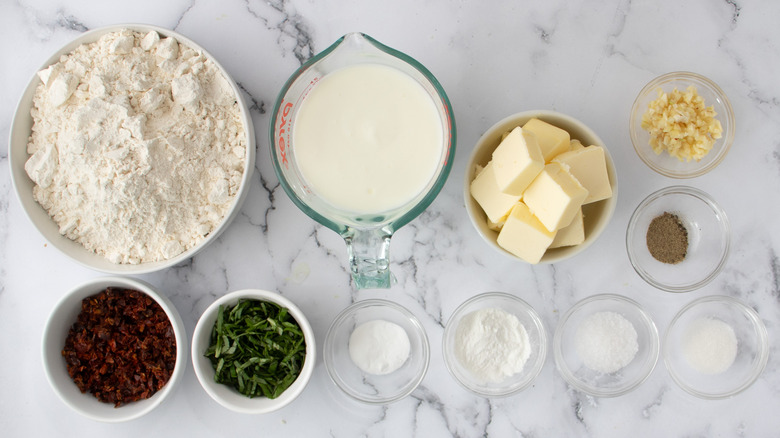 basil tomato biscuit ingredients