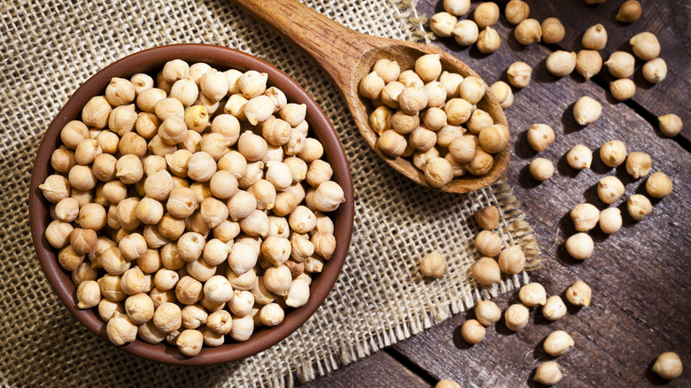 bowl of garbanzo beans