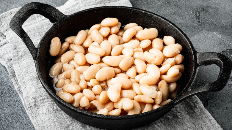 cannellini beans in cast iron skillet