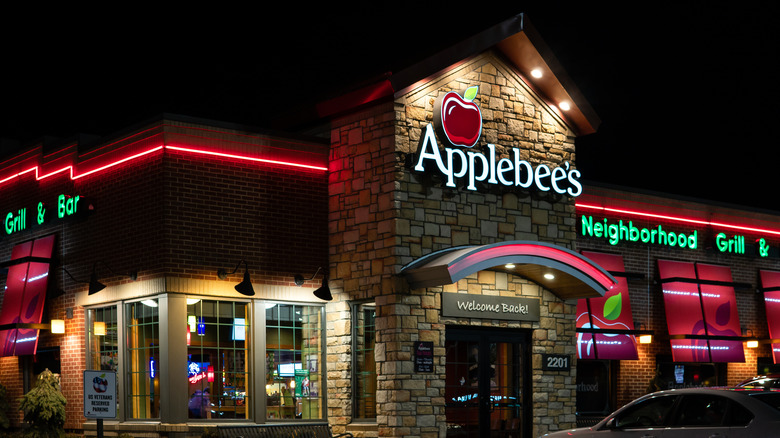 Applebee's storefront at night