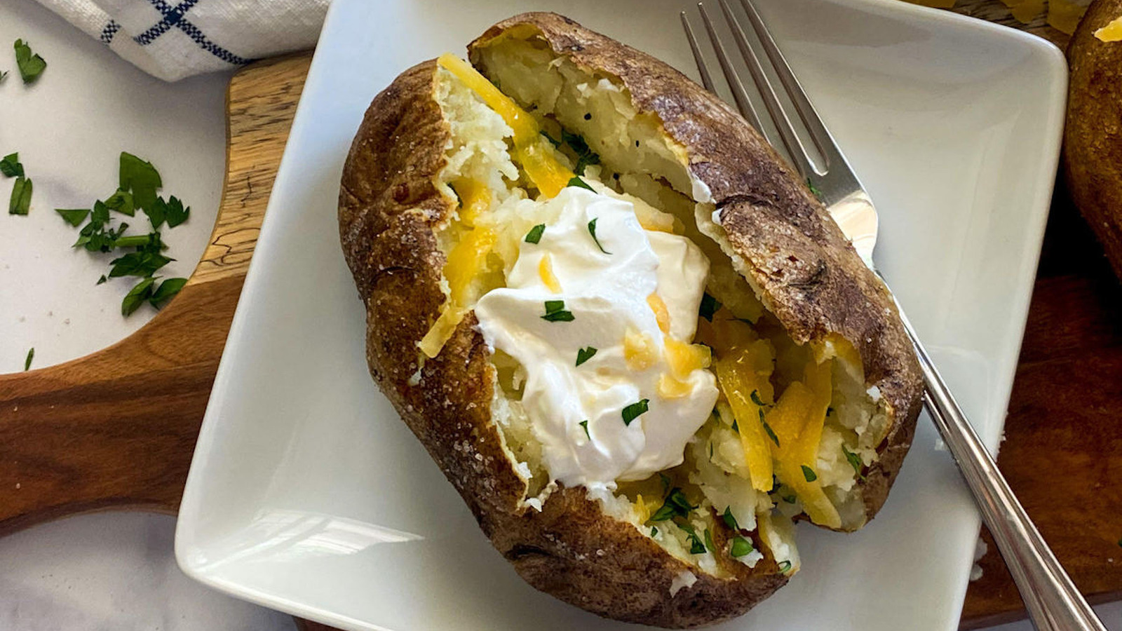 https://www.mashed.com/img/gallery/best-air-fryer-baked-potato-recipe/l-intro-1626139499.jpg