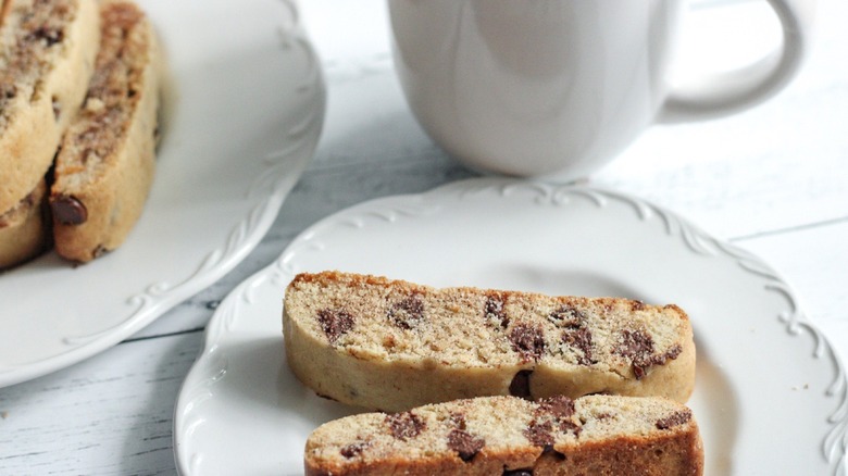 Mandel bread slices with chocolate chips