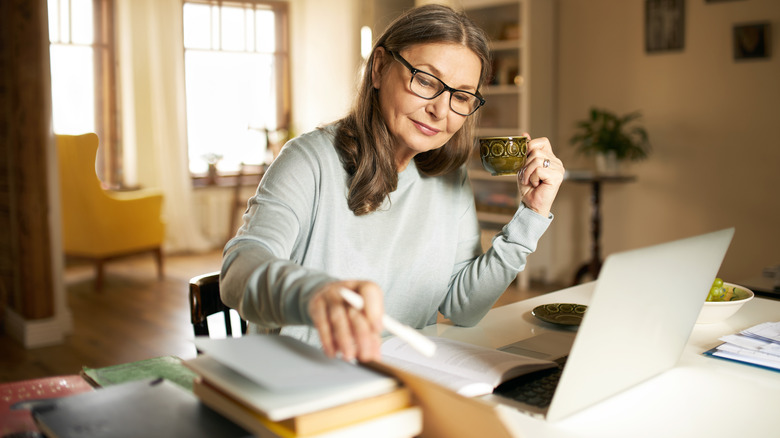 Woman on computer drinking tea 