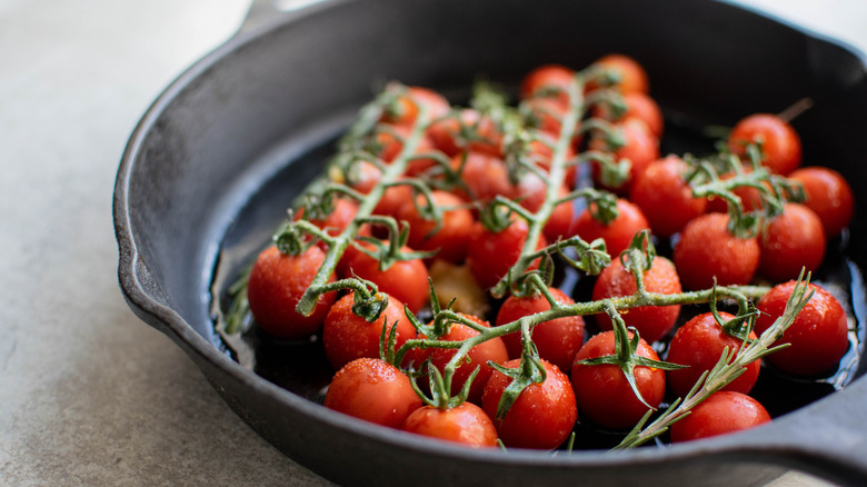 tomatoes in pan 