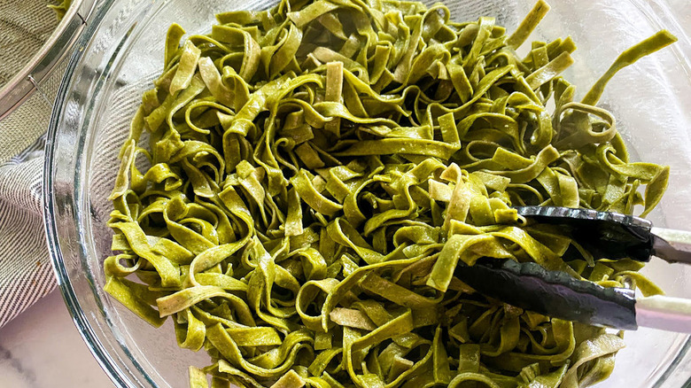 cooked spinach fettuccine in bowl