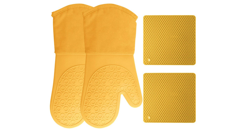 HOMWE oven mitts and pot holders