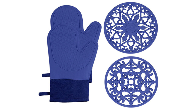 Domonic oven mitts and pot holders