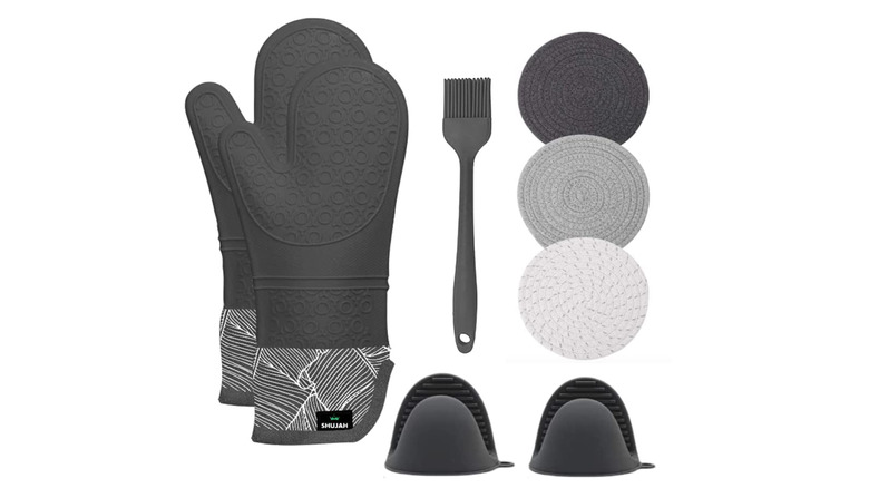 Shujah oven mitt and potholder set