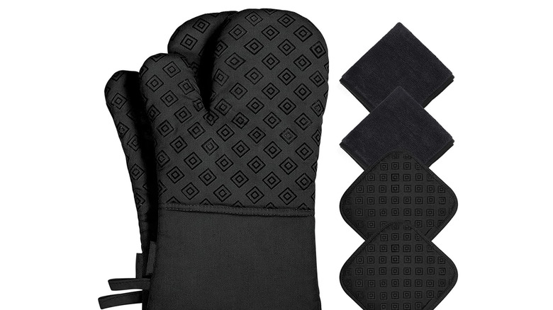 Redriver oven mitts and pot holder set 