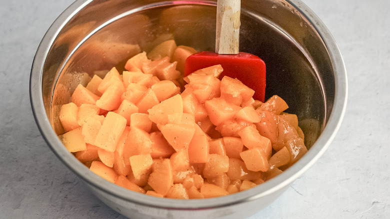 peaches in bowl