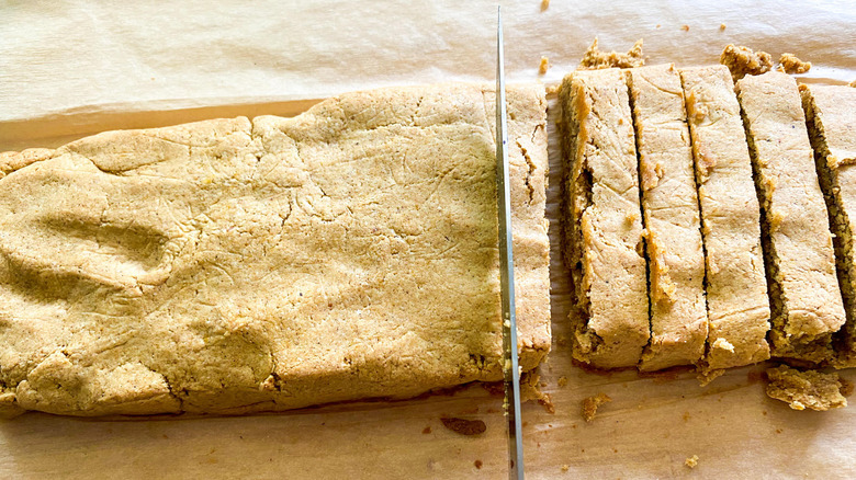 biscotti cut in slices 