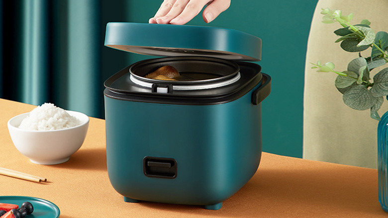 A blue Anjielo rice cooker 