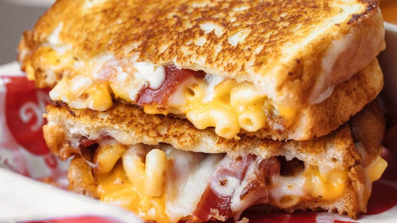 Bacon mac and cheese grilled cheese