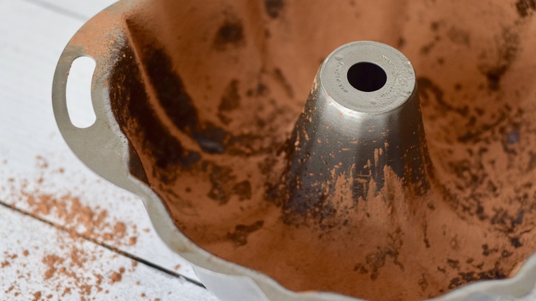 cocoa in bundt cake pan