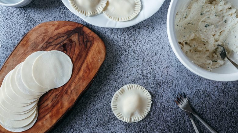 filling wonton ravioli