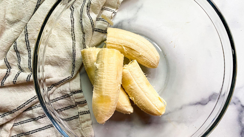 Peeled banana chunks in bowl