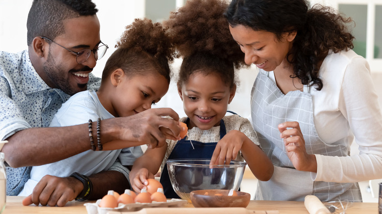 Family baking with cake mix