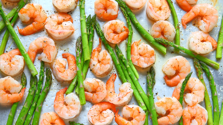 Seasoned shrimp and asparagus