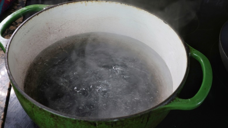 pot of boiling water