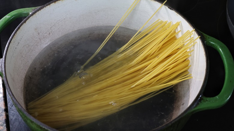 pot of water with dry spaghetti