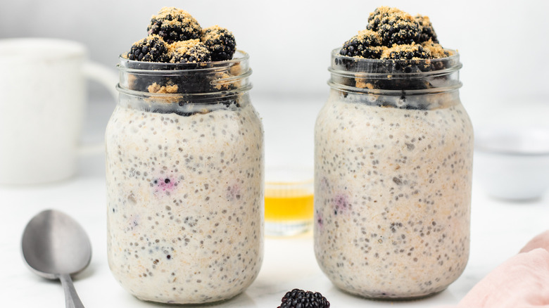 blackberry cobbler overnight oats