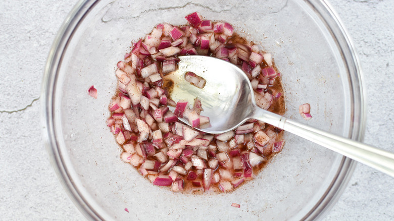 red onions with cinnamon oil