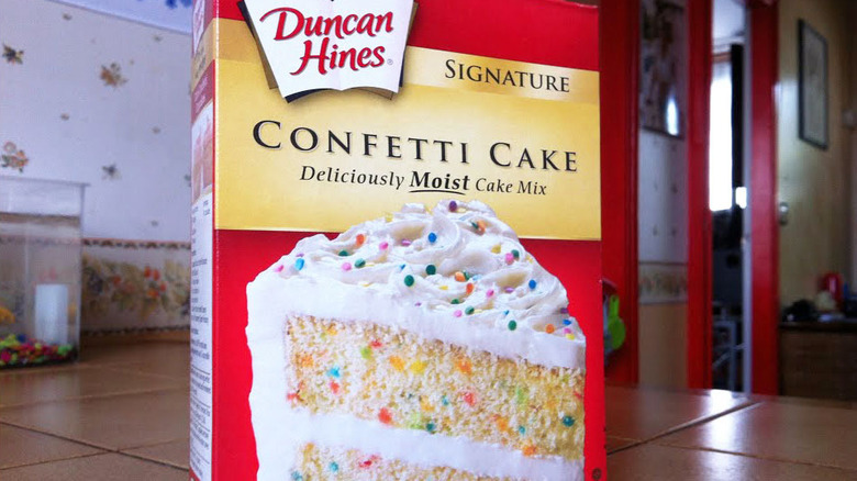 box of Duncan Hines Confetti Cake Mix