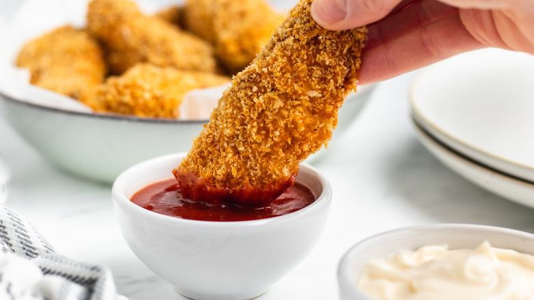 breaded and baked chicken tenders in sauce 